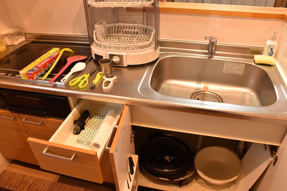 2号店のレギュラータイプ (ダブルベッド2台 <3名以降はお布団配置>) 専用キッチン2 | 美ら海ビレッジ