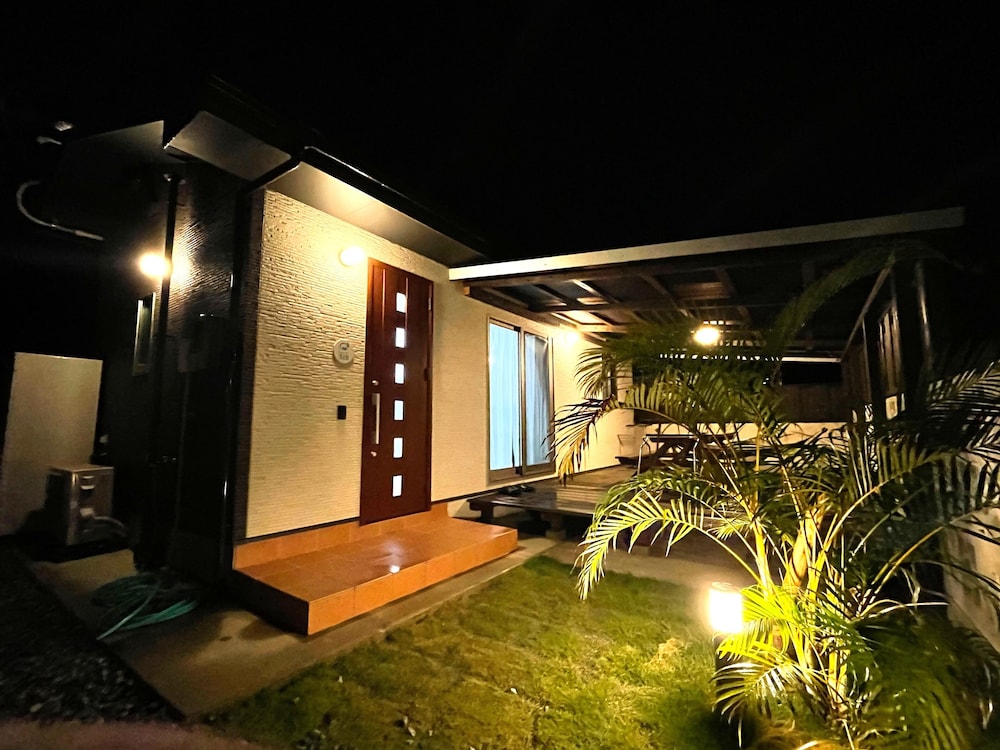 [隠れ家] 3号店のカップルタイプ (セミダブルベッド2台) 客室3 | 美ら海ビレッジ