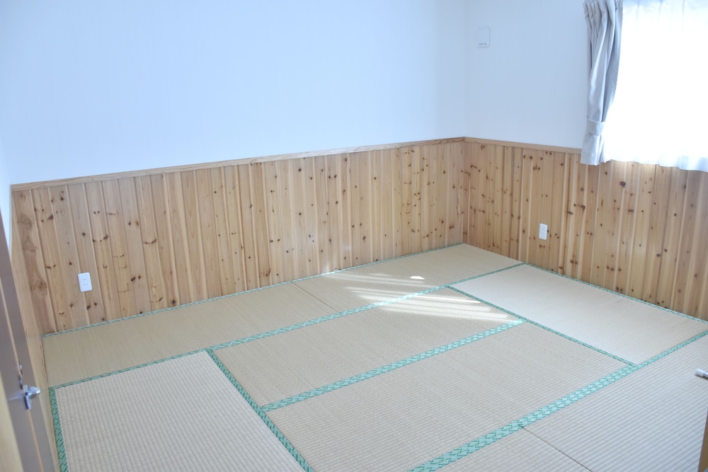 2号店のエクストラタイプ (ダブルベッド2台 <3名以降はお布団配置>) 客室4 | 美ら海ビレッジ
