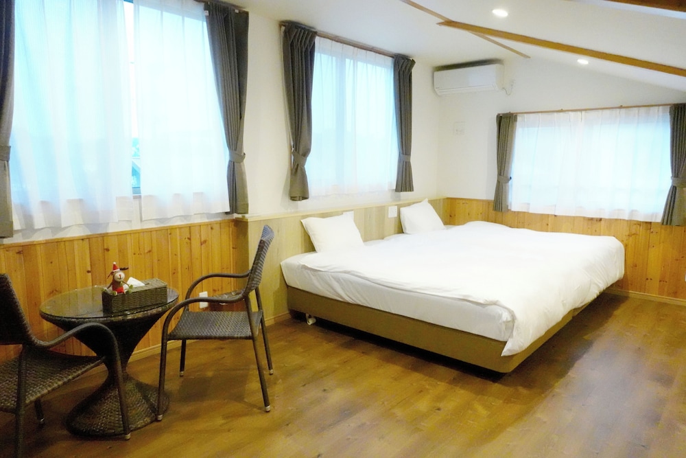 [隠れ家] 3号店のエクストラタイプ (ダブルベッド2台<3名以降はお布団配置>) 客室3 | 美ら海ビレッジ