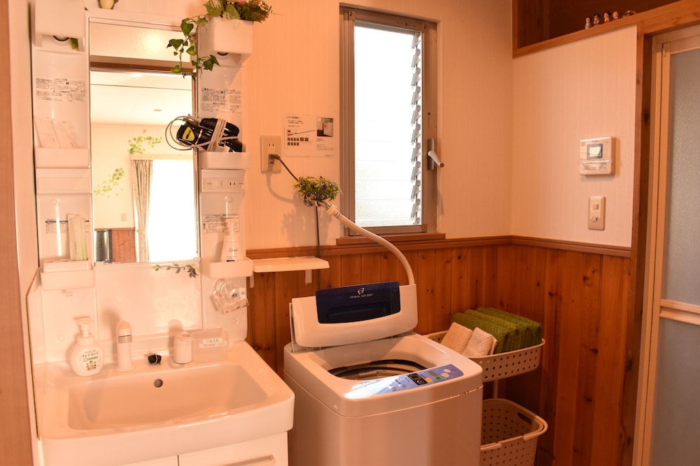 1号店のレギュラータイプ (ダブルベッド2台/3名以降はお布団配置) バスルーム1 | 美ら海ビレッジ