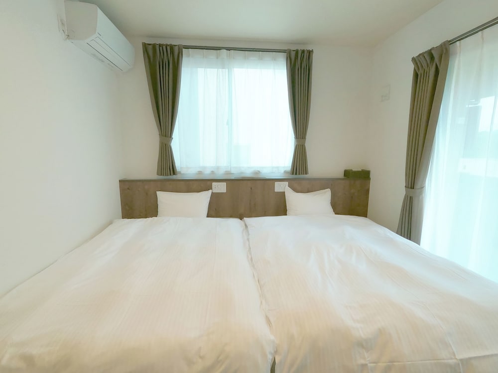 [隠れ家] 3号店のレギュラータイプ (ダブルベッド2台<3名以降はお布団配置>) 客室4 | 美ら海ビレッジ