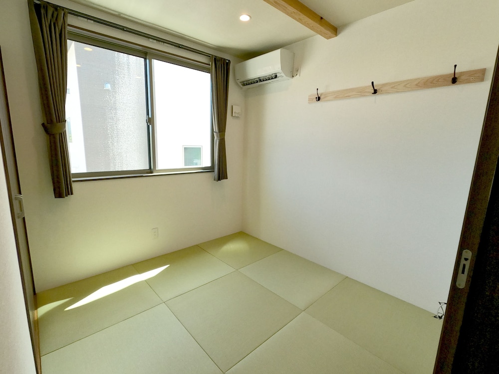 [隠れ家] 3号店のレギュラータイプ (ダブルベッド2台<3名以降はお布団配置>) 客室2 | 美ら海ビレッジ