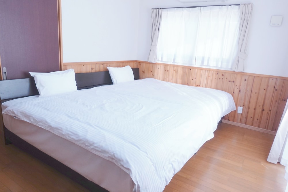 2号店のレギュラータイプ (ダブルベッド2台 <3名以降はお布団配置>) 客室4 | 美ら海ビレッジ