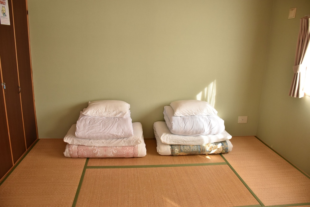 1号店のエクストラタイプ (ダブルベッド2台/3名以降はお布団配置) 客室1 | 美ら海ビレッジ