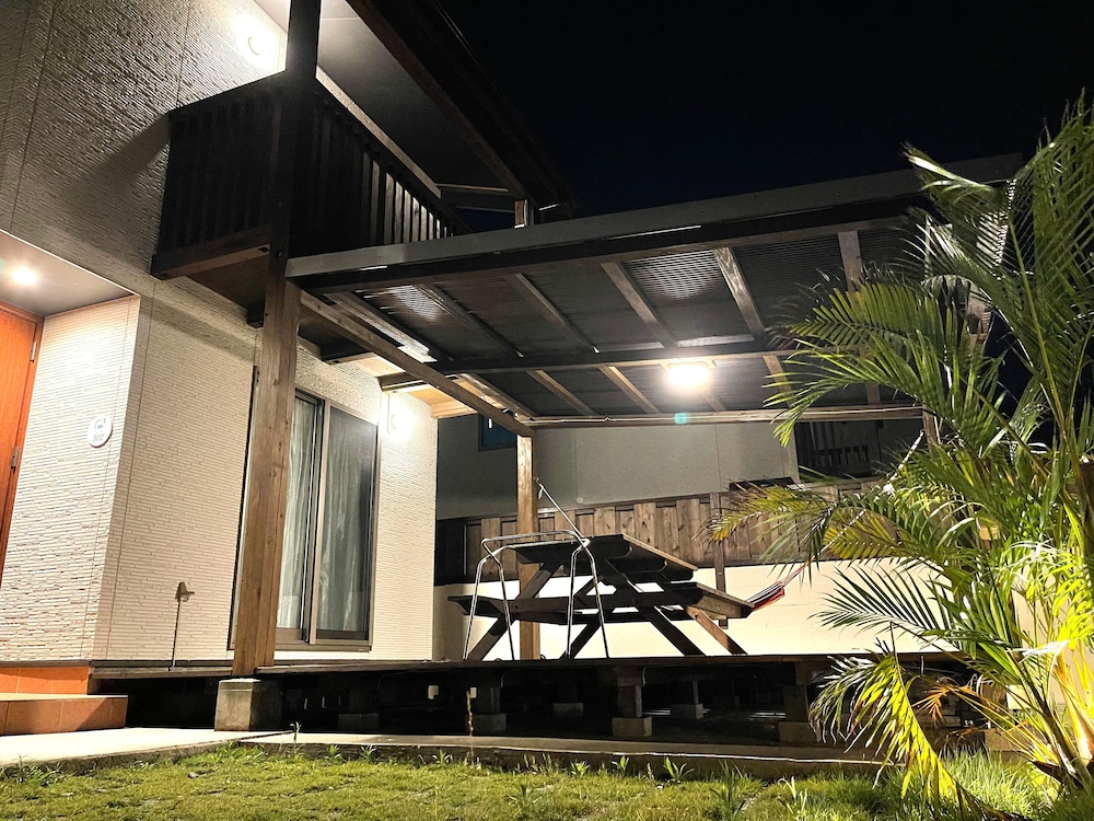 [隠れ家] 3号店のレギュラータイプ (ダブルベッド2台<3名以降はお布団配置>) 客室3 | 美ら海ビレッジ