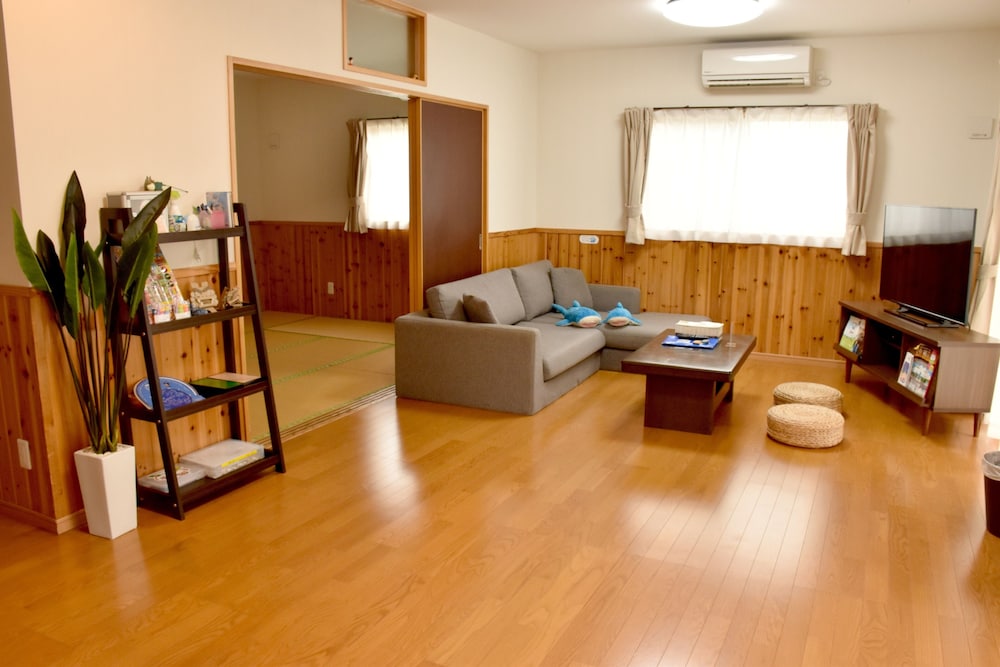 1号店のエクストラウッドデッキタイプ (ダブルベッド2台/3名以降はお布団配置) リビングルーム0 | 美ら海ビレッジ