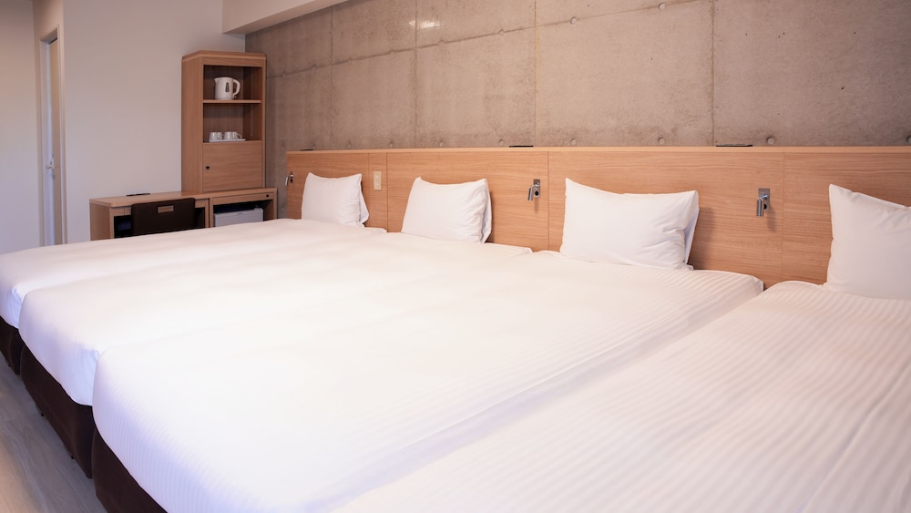 ホテル棟 4 人部屋 禁煙 客室9 | The BREAKFAST HOTEL PORTO石垣島