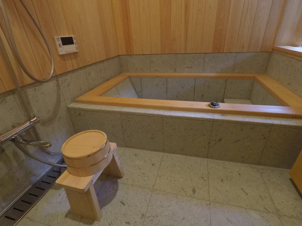トラディショナル ハウス 深めの浴槽0 | 藏や　上五条町