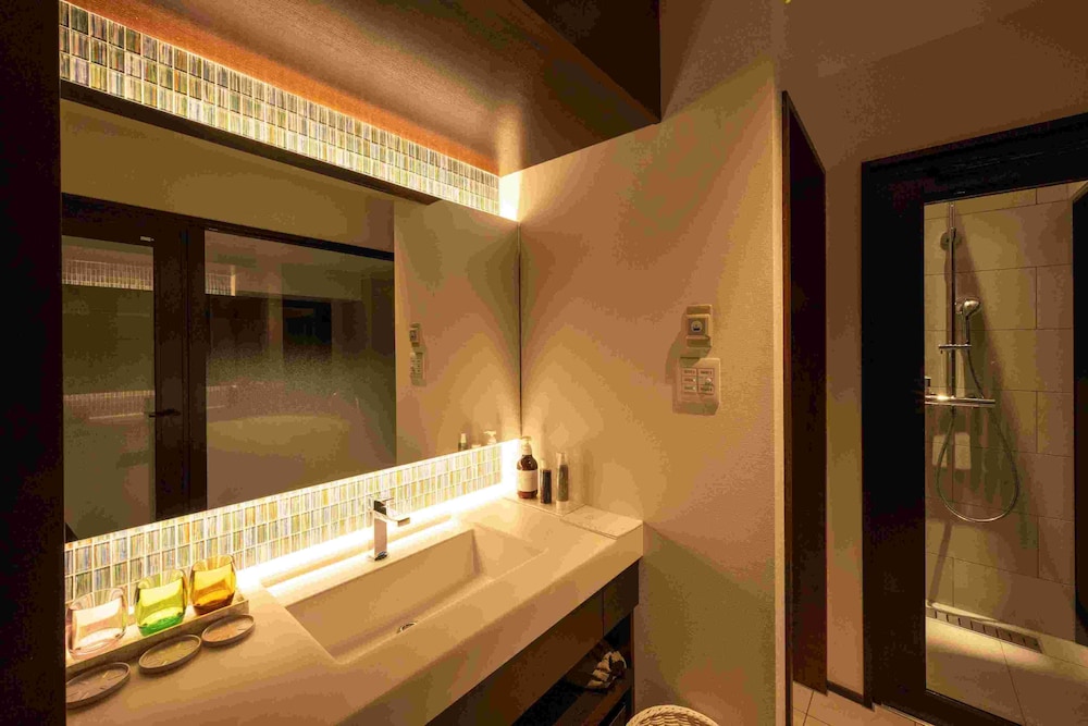 ラグジュアリー スイート ダブルベッド 2 台 禁煙 シティビュー バスルーム3 | 別府鉄輪温泉 ホテル山水館