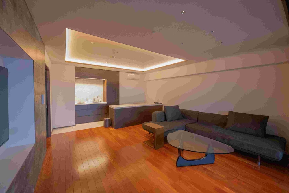 ラグジュアリー スイート ダブルベッド 2 台 禁煙 シティビュー リビング エリア0 | 別府鉄輪温泉 ホテル山水館