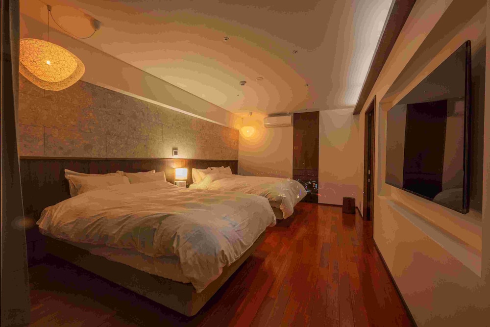 ラグジュアリー スイート ダブルベッド 2 台 禁煙 シティビュー 客室1 | 別府鉄輪温泉 ホテル山水館