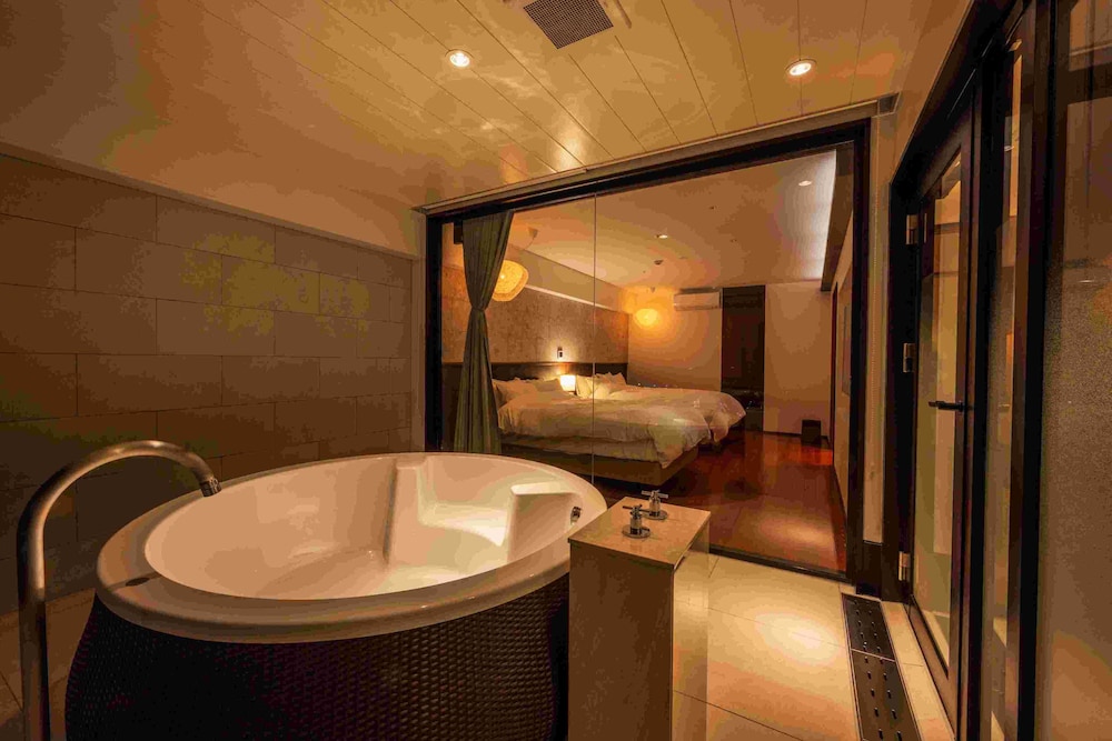 ラグジュアリー スイート ダブルベッド 2 台 禁煙 シティビュー | 別府鉄輪温泉 ホテル山水館