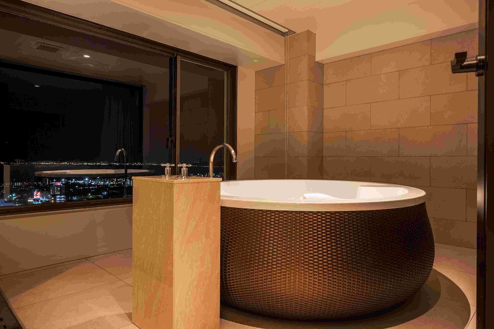 ラグジュアリー スイート ダブルベッド 2 台 禁煙 シティビュー バスルーム1 | 別府鉄輪温泉 ホテル山水館