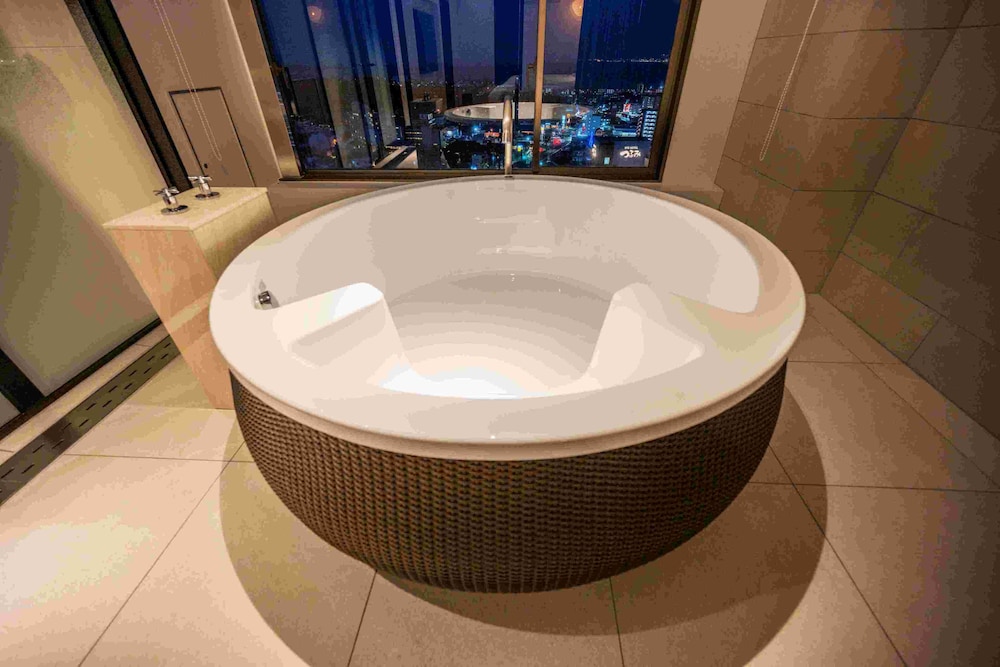 ラグジュアリー スイート ダブルベッド 2 台 禁煙 シティビュー バスルーム2 | 別府鉄輪温泉 ホテル山水館