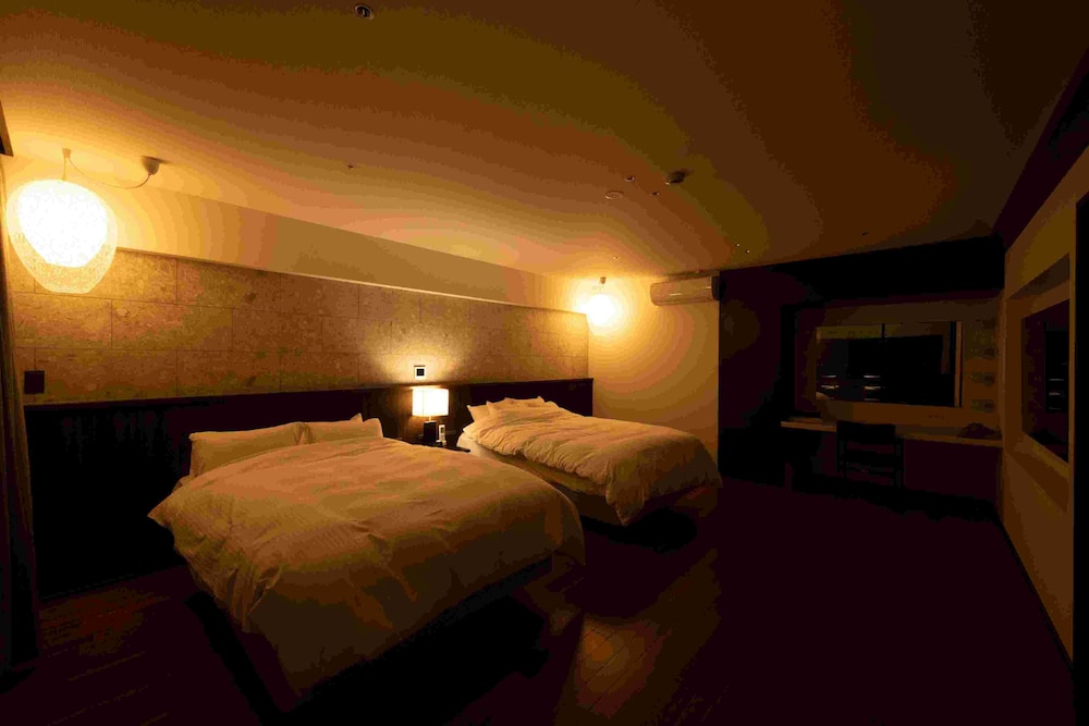 グランド スイート ダブルベッド 2 台 禁煙 シティビュー 客室1 | 別府鉄輪温泉 ホテル山水館