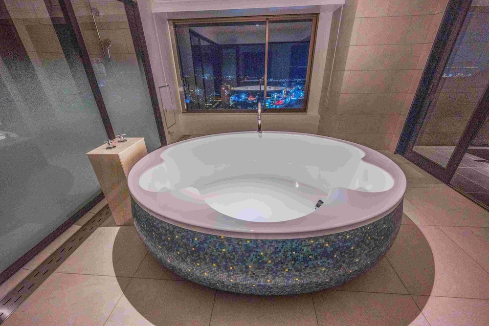 グランド スイート ダブルベッド 2 台 禁煙 シティビュー バスルーム2 | 別府鉄輪温泉 ホテル山水館