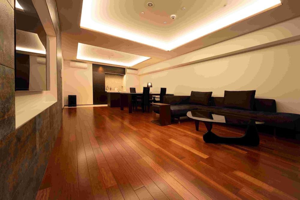 グランド スイート ダブルベッド 2 台 禁煙 シティビュー リビング エリア0 | 別府鉄輪温泉 ホテル山水館