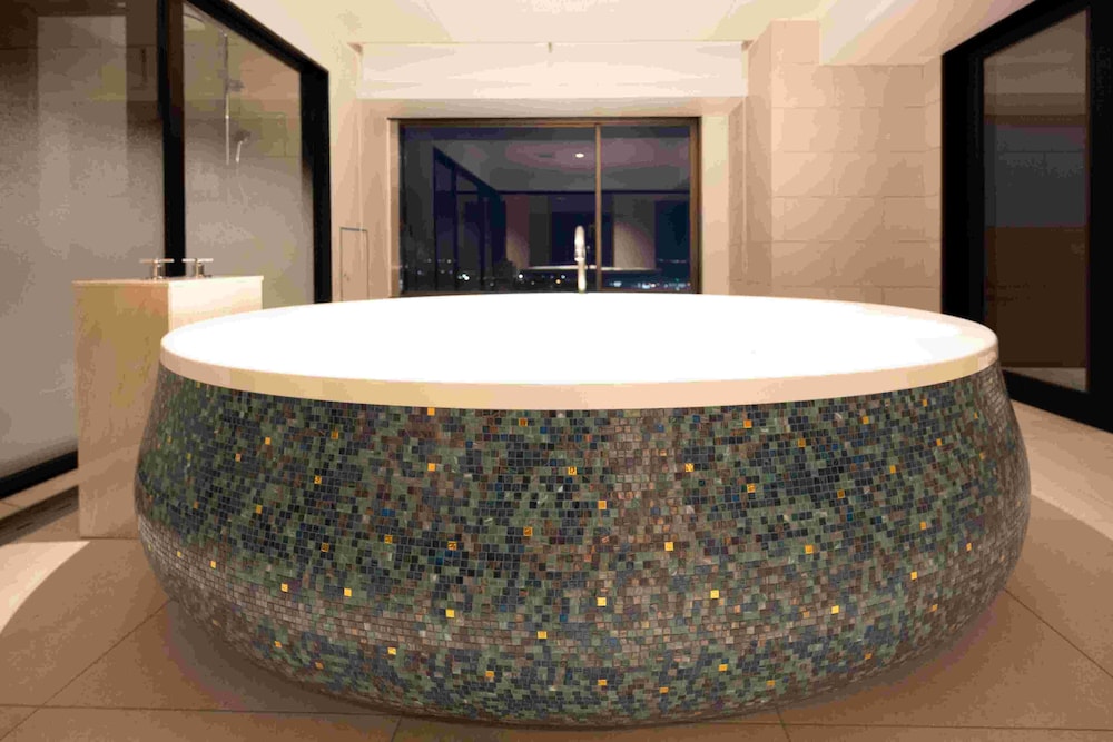 グランド スイート ダブルベッド 2 台 禁煙 シティビュー バスルーム1 | 別府鉄輪温泉 ホテル山水館