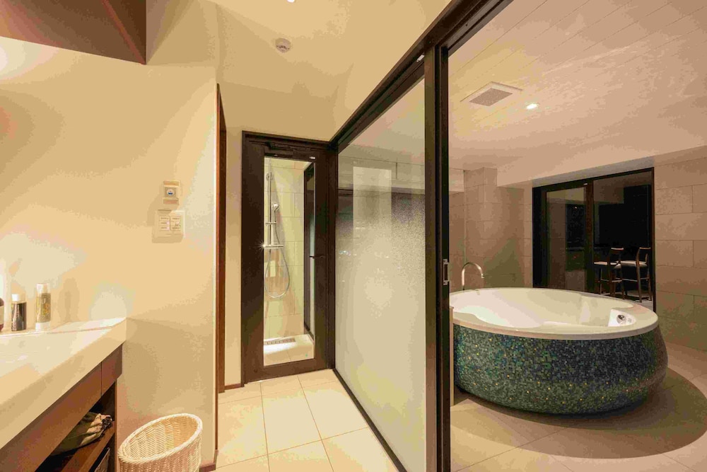 グランド スイート ダブルベッド 2 台 禁煙 シティビュー バスルーム0 | 別府鉄輪温泉 ホテル山水館