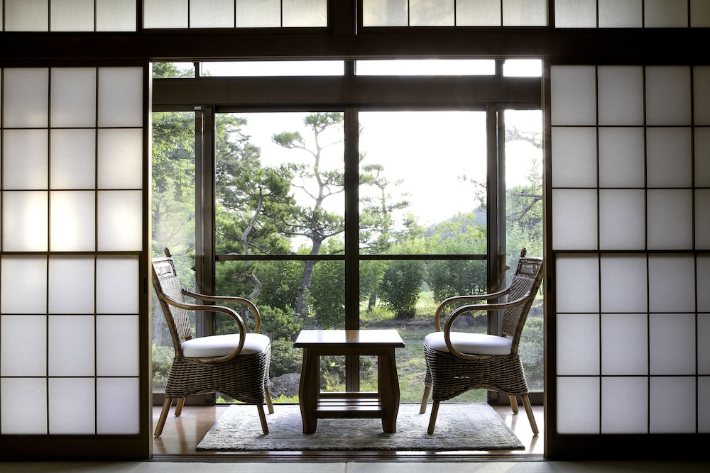 デラックス和室　禁煙 リビング エリア0 | 旅館わらび野