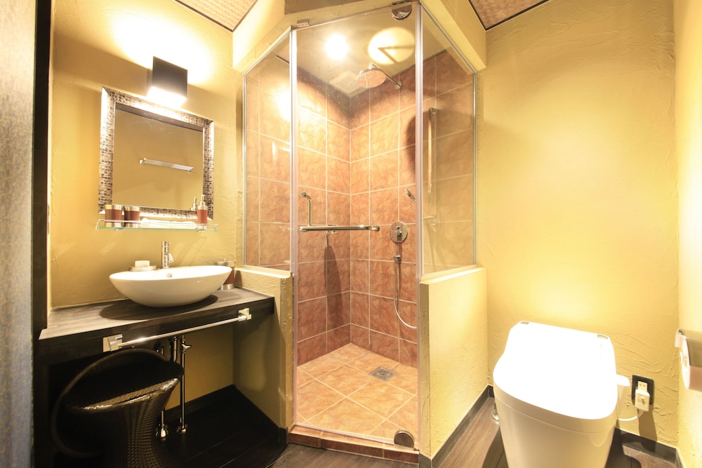 [本館] 和モダンクイーンベッド 禁煙 (大人料金：3歳以上,0-3歳添い寝のみ) バスルーム0 | 天翠茶寮