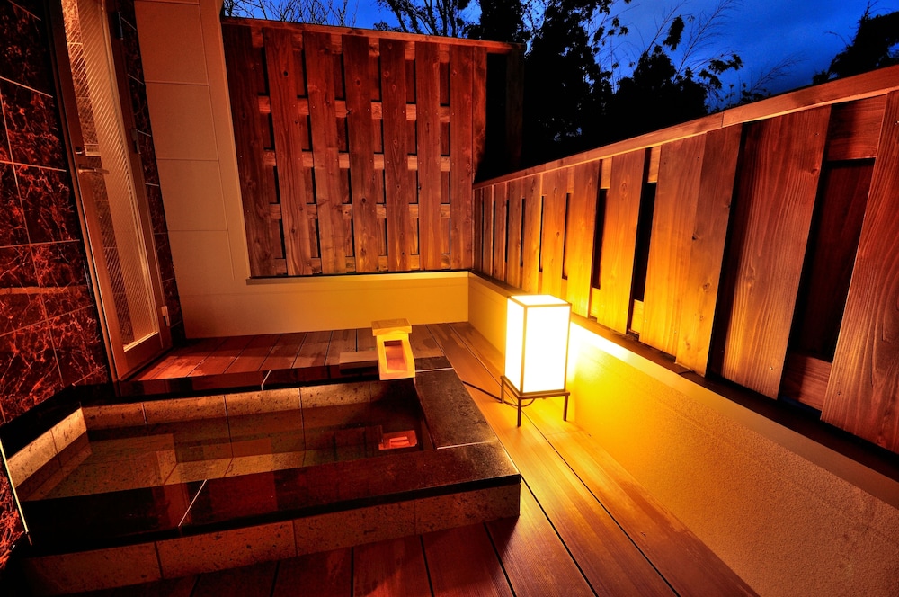 [離れ] Type S/温泉露天風呂+和リビング+寝室 (ツイン) 禁煙 (12歳以下は宿泊頂けません) バスルーム1 | 天翠茶寮