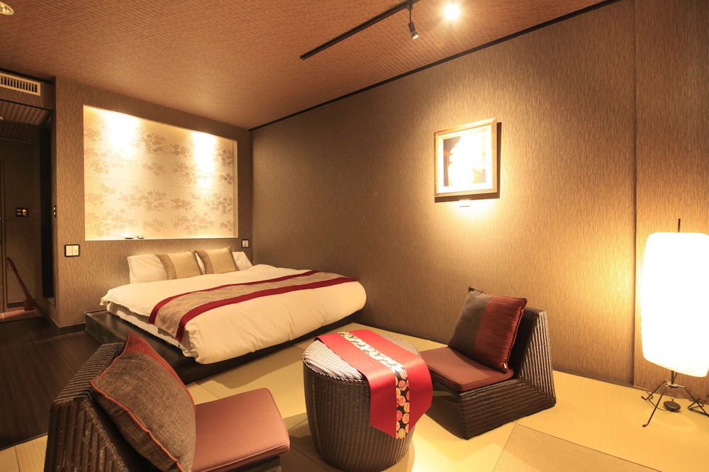 [本館] 和モダンクイーンベッド 禁煙 (大人料金：3歳以上,0-3歳添い寝のみ) | 天翠茶寮