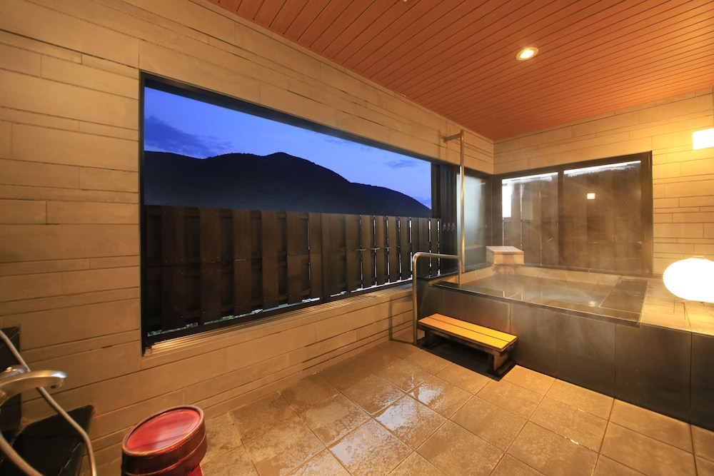 [本館] 温泉半露天風呂付き和室ダブルベッド 夕食付 禁煙 部屋からの景観0 | 天翠茶寮