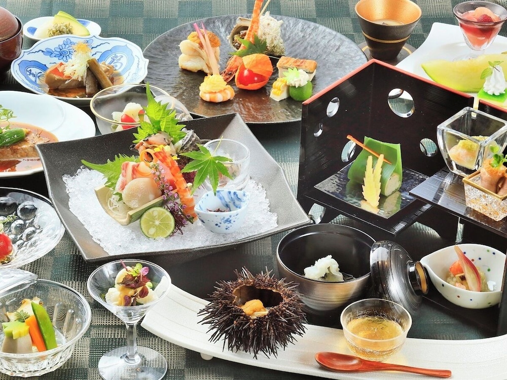 [本館] 和モダンクイーンベッド お盆限定懐石付 禁煙 旅館のお食事処0 | 天翠茶寮
