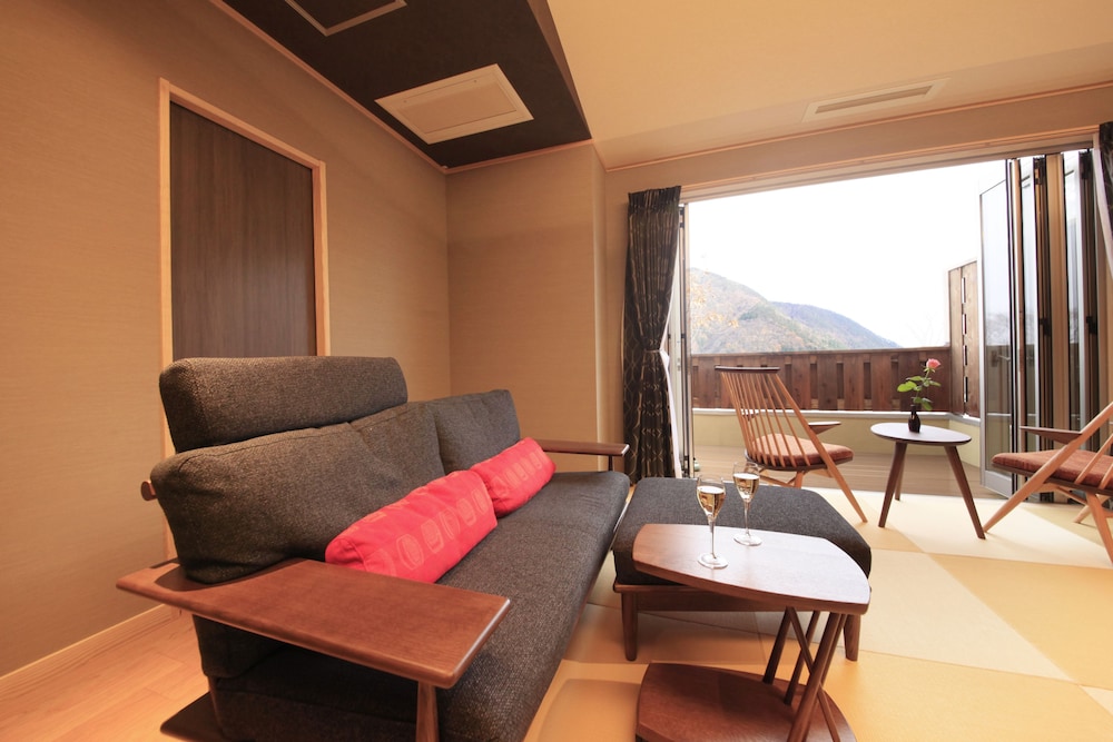 [離れ] Type S/温泉露天風呂+和リビング+寝室 (ツイン) 禁煙 (12歳以下は宿泊頂けません) リビング エリア0 | 天翠茶寮