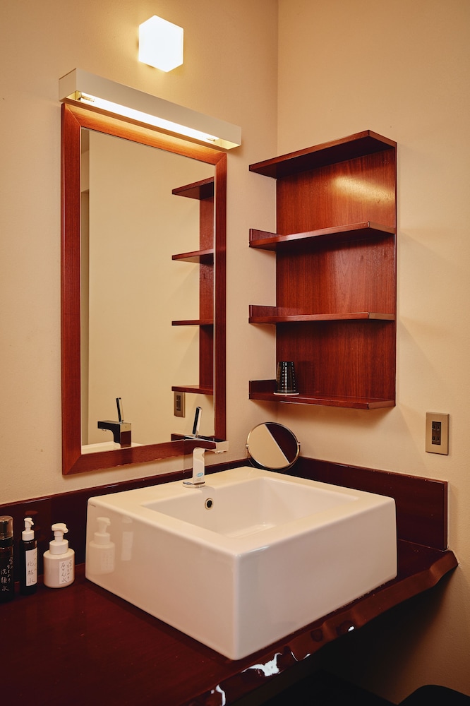 111号室 温泉付き バスルームのシンク0 | リバーリトリート雅樂倶