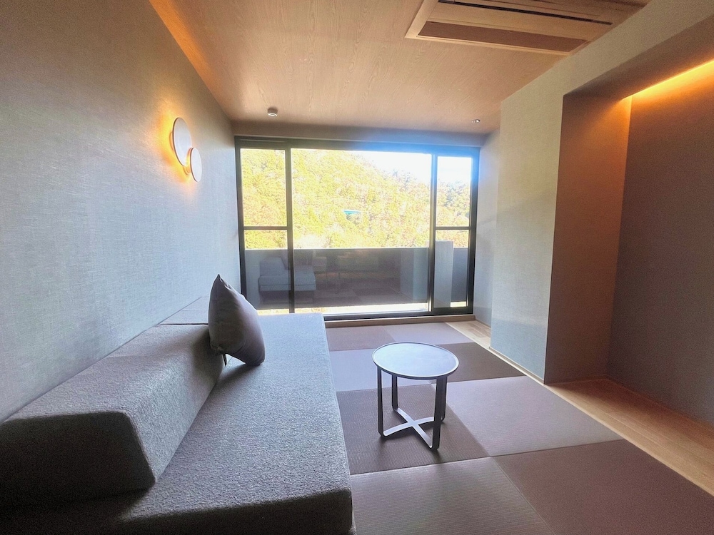 スーペリア ルーム 客室1 | ホテル湯の本