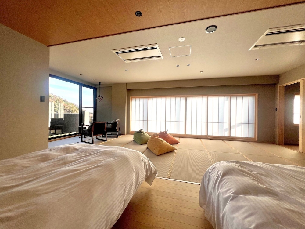 プレミアム ルーム 2 ベッドルーム 禁煙 マウンテンビュー 客室1 | ホテル湯の本