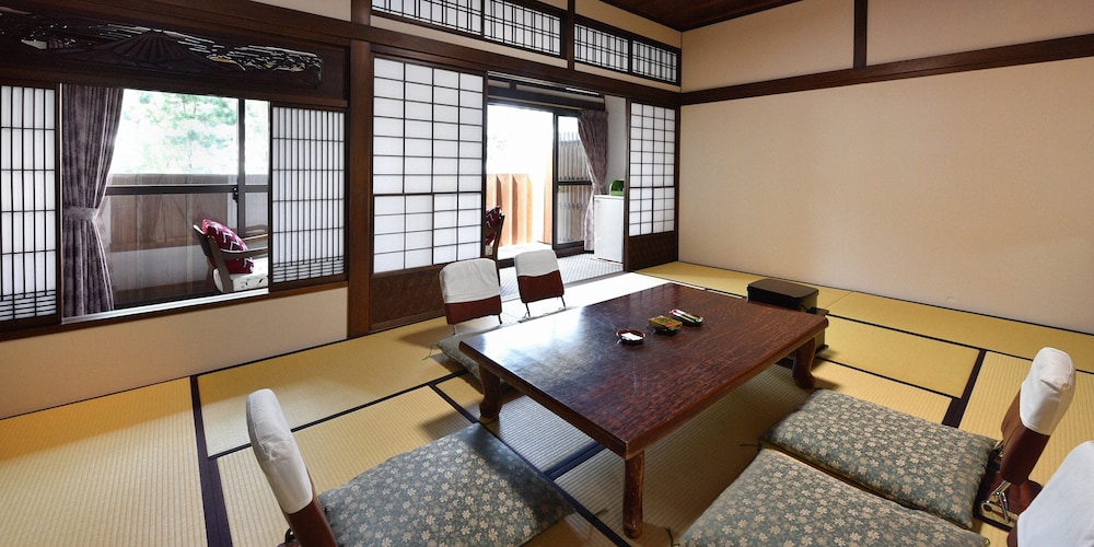 デラックスプラン 2名～４名 客室1 | 浜千代館