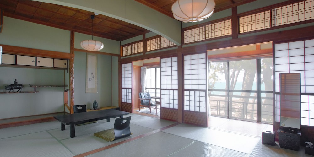 デラックスプラン 2名～４名 客室5 | 浜千代館