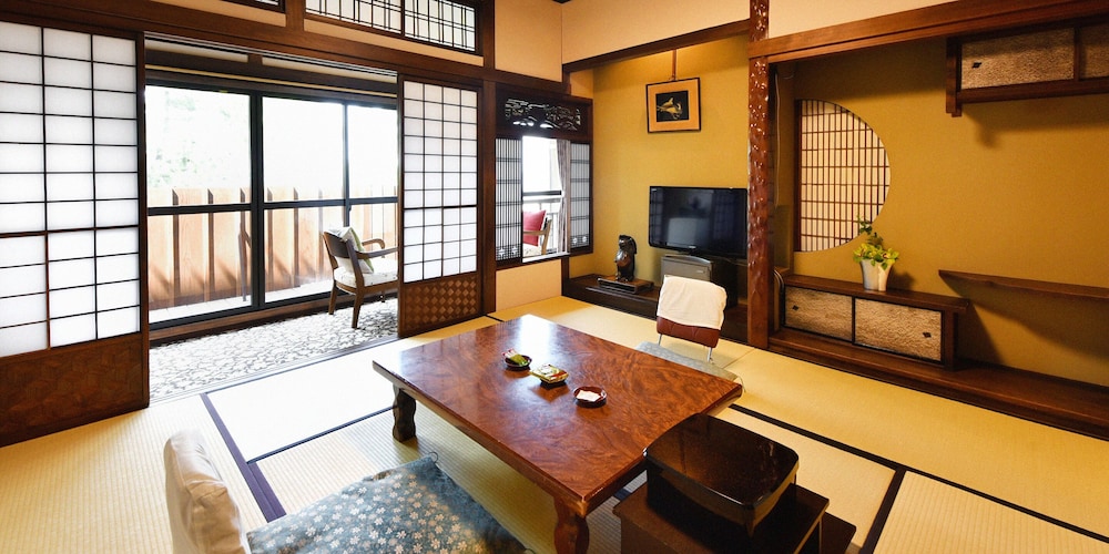 デラックスプラン 2名～４名 客室4 | 浜千代館