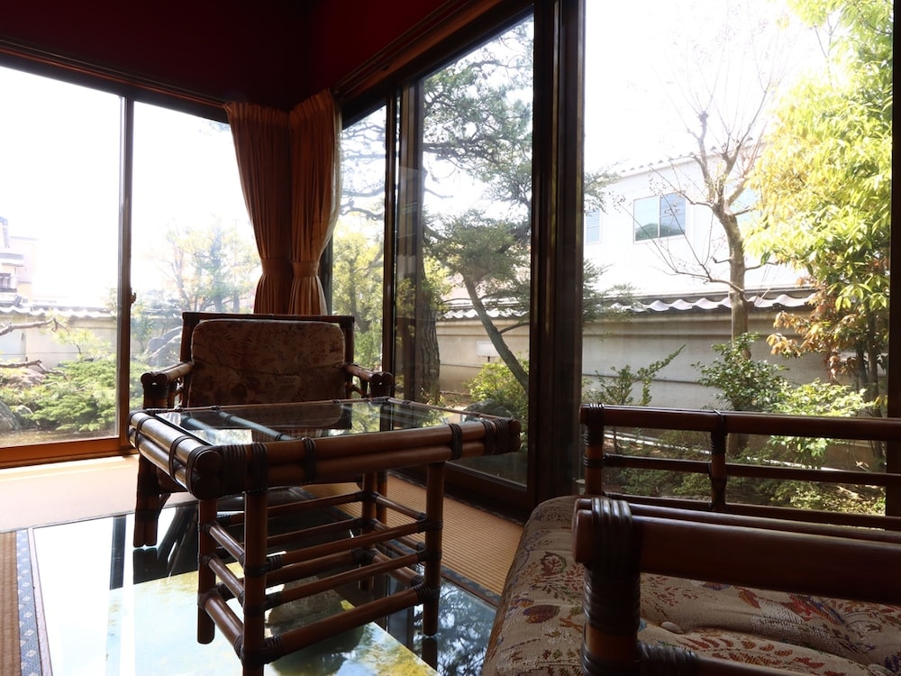 和室12畳 (トイレ付) 松 禁煙 客室3 | 数寄屋風旅館からさわ