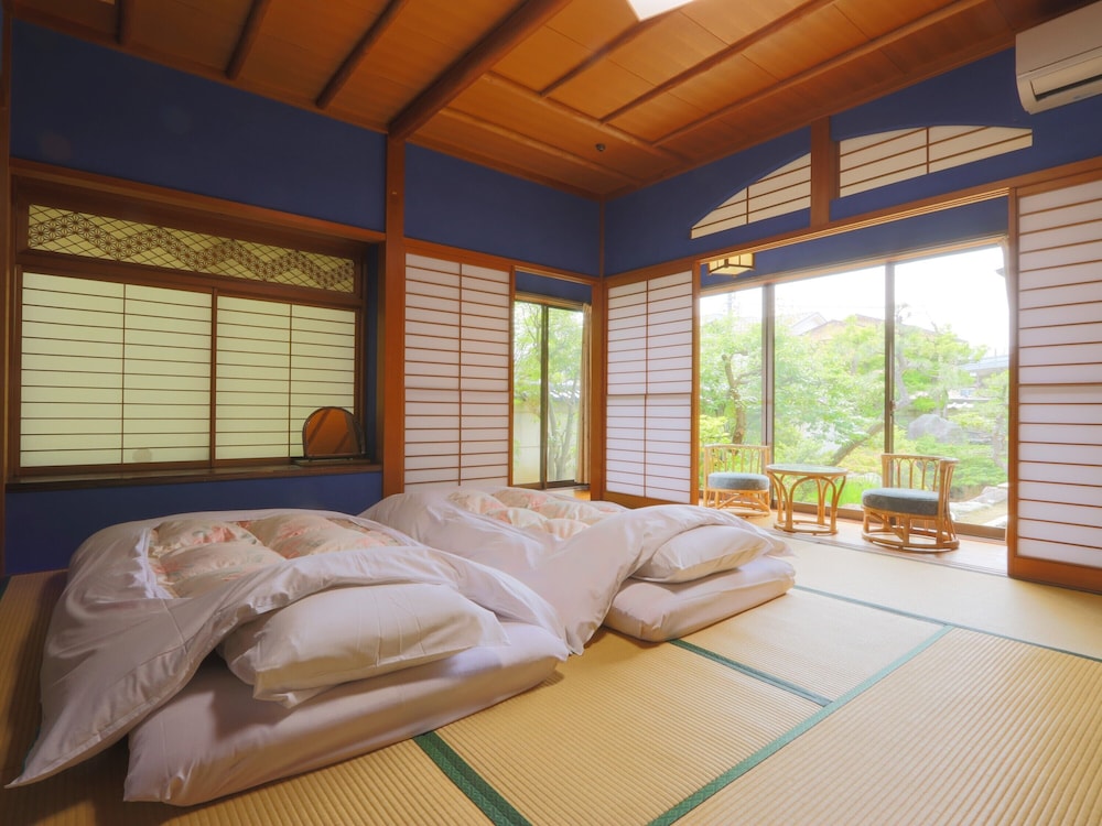 和室10畳 (トイレ付) 梅 禁煙 客室5 | 数寄屋風旅館からさわ