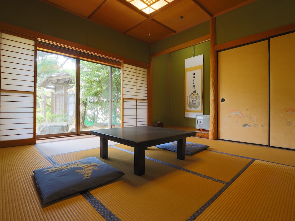 和室8畳 (トイレ付) 竹 禁煙 | 数寄屋風旅館からさわ