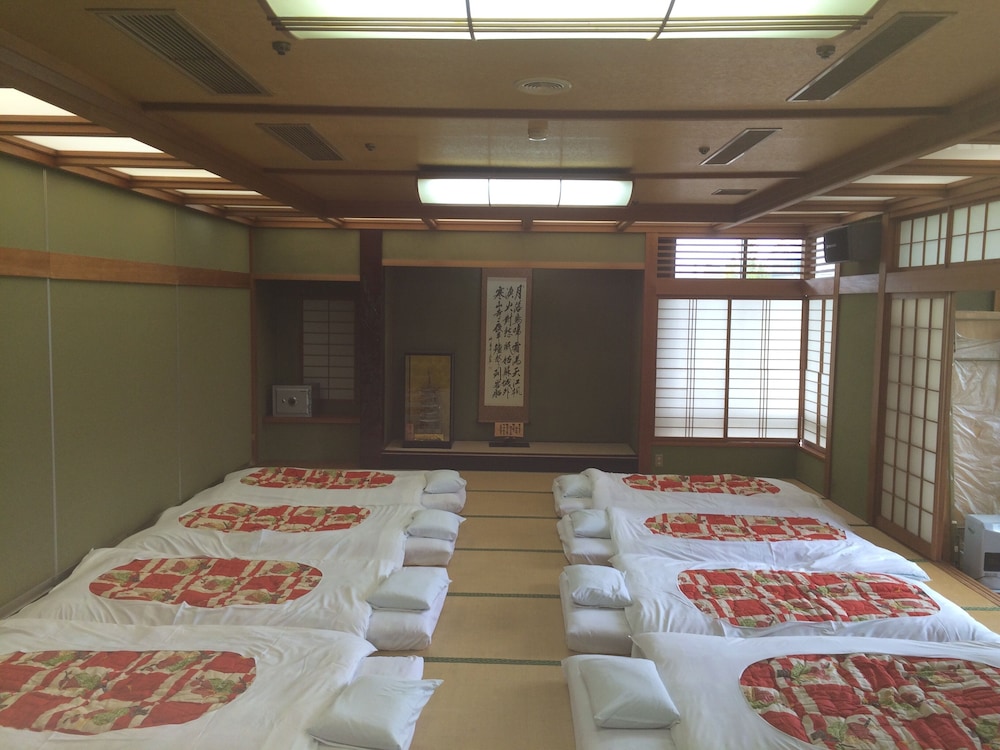 【禁煙】グループ部屋《和室30畳》 客室2 | 数寄屋風旅館からさわ