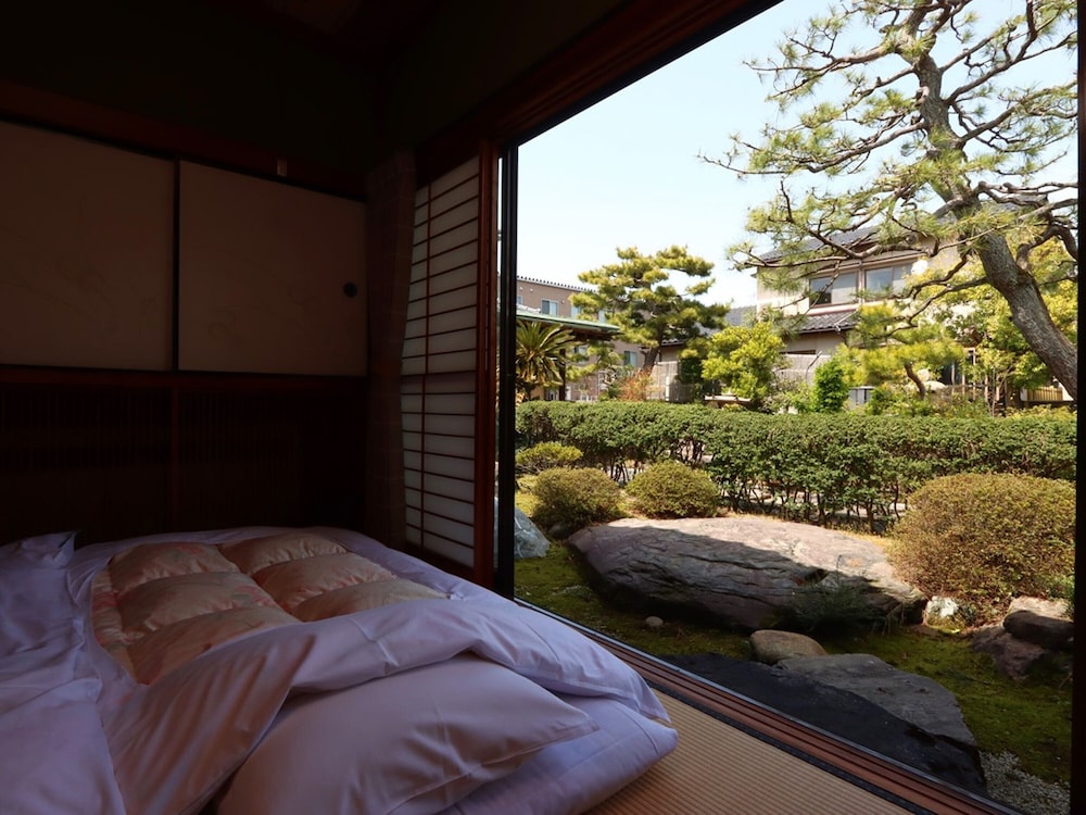 和室10畳 (トイレ付) 梅 禁煙 客室1 | 数寄屋風旅館からさわ