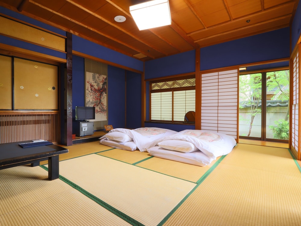 和室10畳 (トイレ付) 梅 禁煙 客室3 | 数寄屋風旅館からさわ