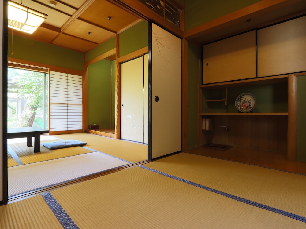 和室8畳 (トイレ付) 竹 禁煙 客室1 | 数寄屋風旅館からさわ