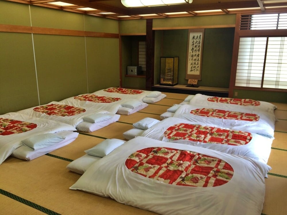 【禁煙】グループ部屋《和室30畳》 客室1 | 数寄屋風旅館からさわ