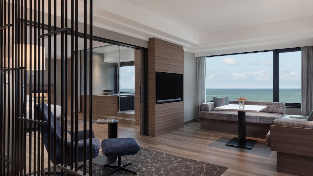 エグゼクティブ スイート 1 ベッドルーム オーシャンビュー 客室2 | 南紀白浜マリオットホテル