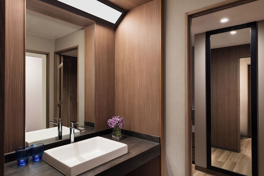 スーペリア ルーム ガーデンビュー (1 King Bed or 2 Twin Beds) バスルーム0 | 南紀白浜マリオットホテル