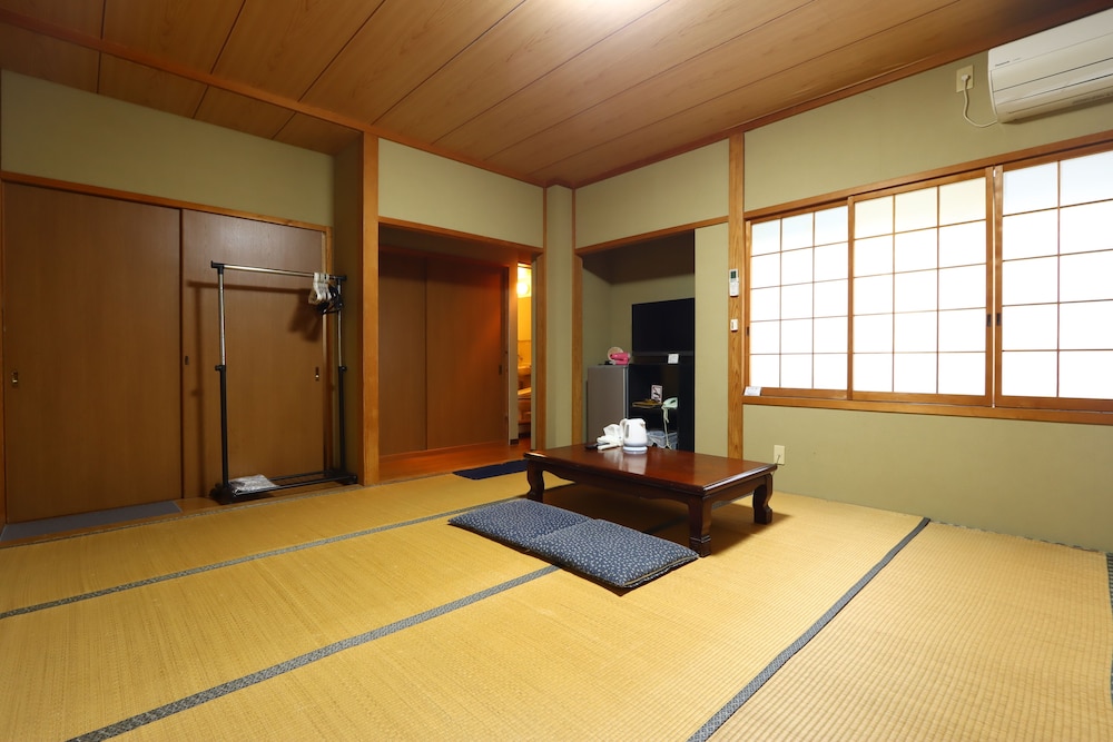 和室10畳（バス・トイレ付） 客室4 | 旅館兼六園