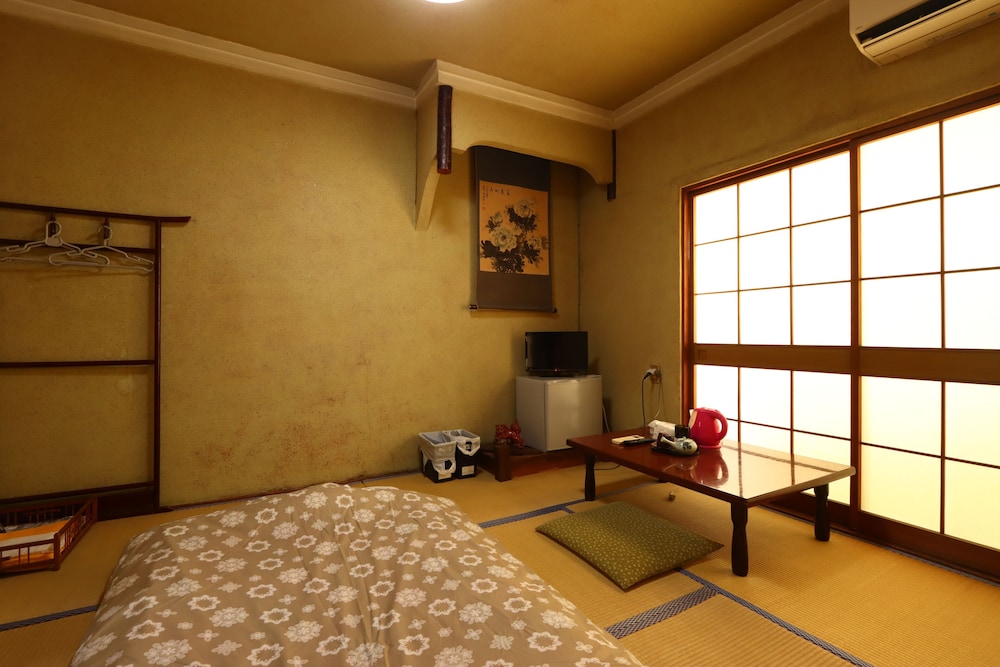 和室6畳（バス・トイレ共同）2名定員 客室2 | 旅館兼六園