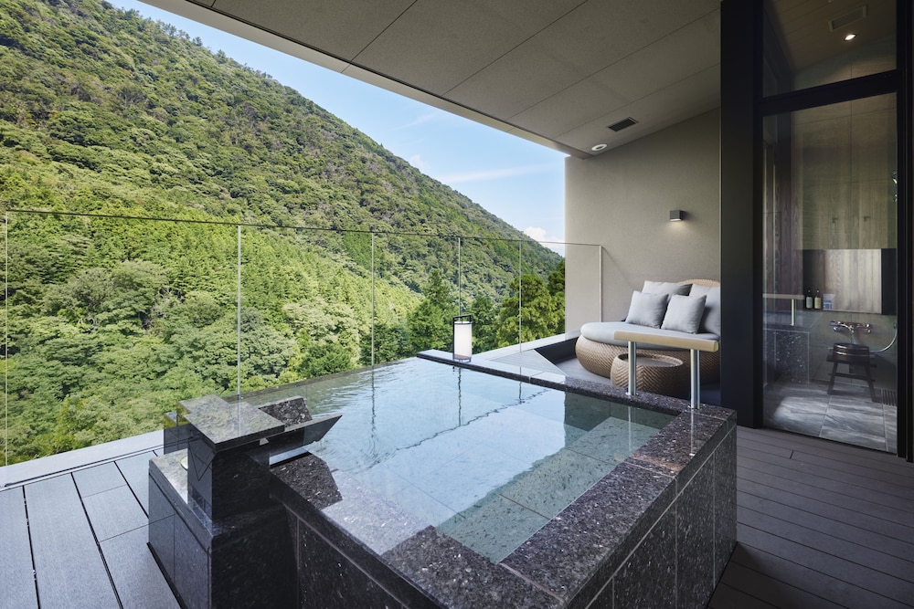 1泊2食「ラグジュアリー Bタイプ 禁煙」 夕食スタンダードコース (19:00または19:30開始) バスルーム0 | はつはな